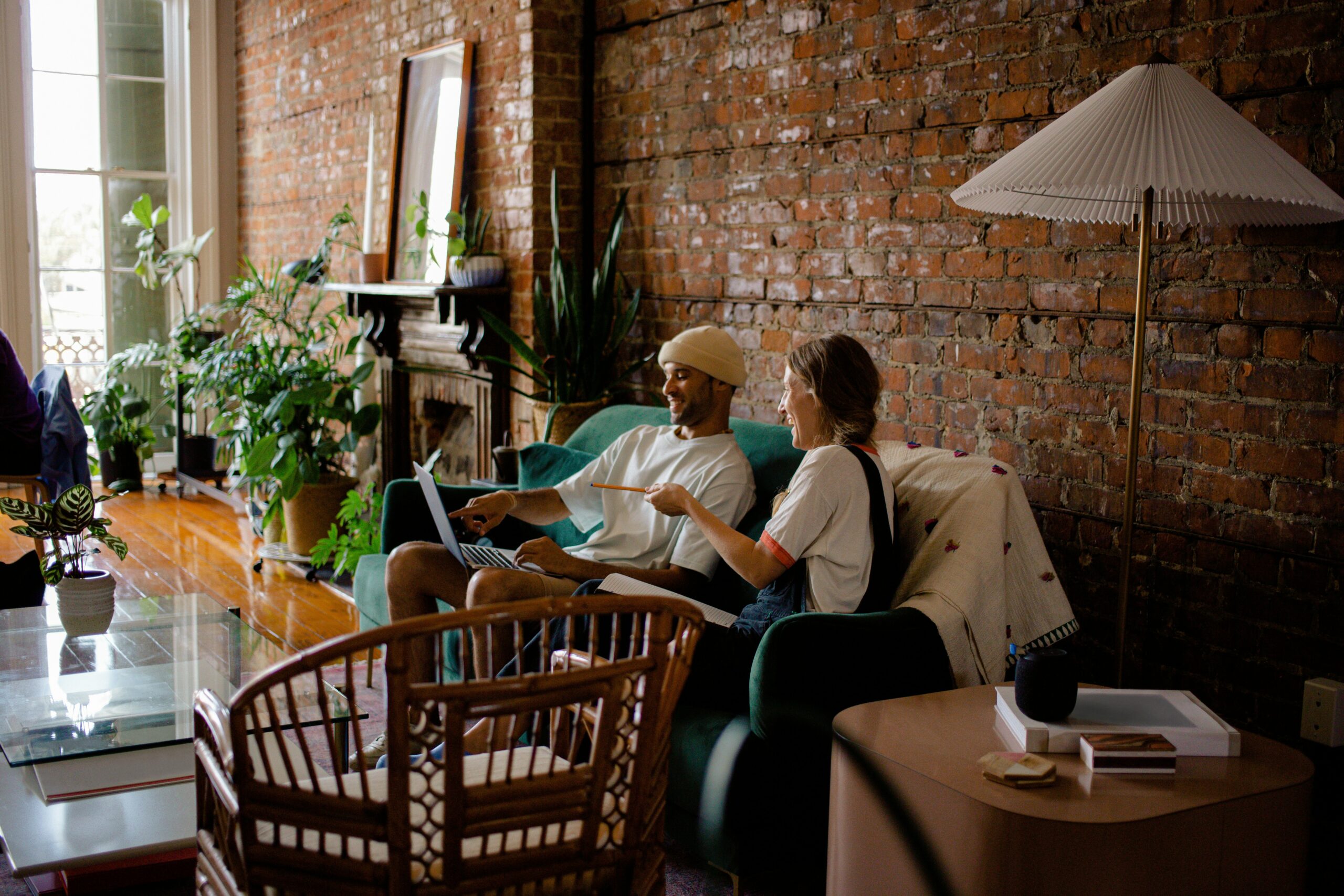 Um casal trabalhando home office com impressora laser.