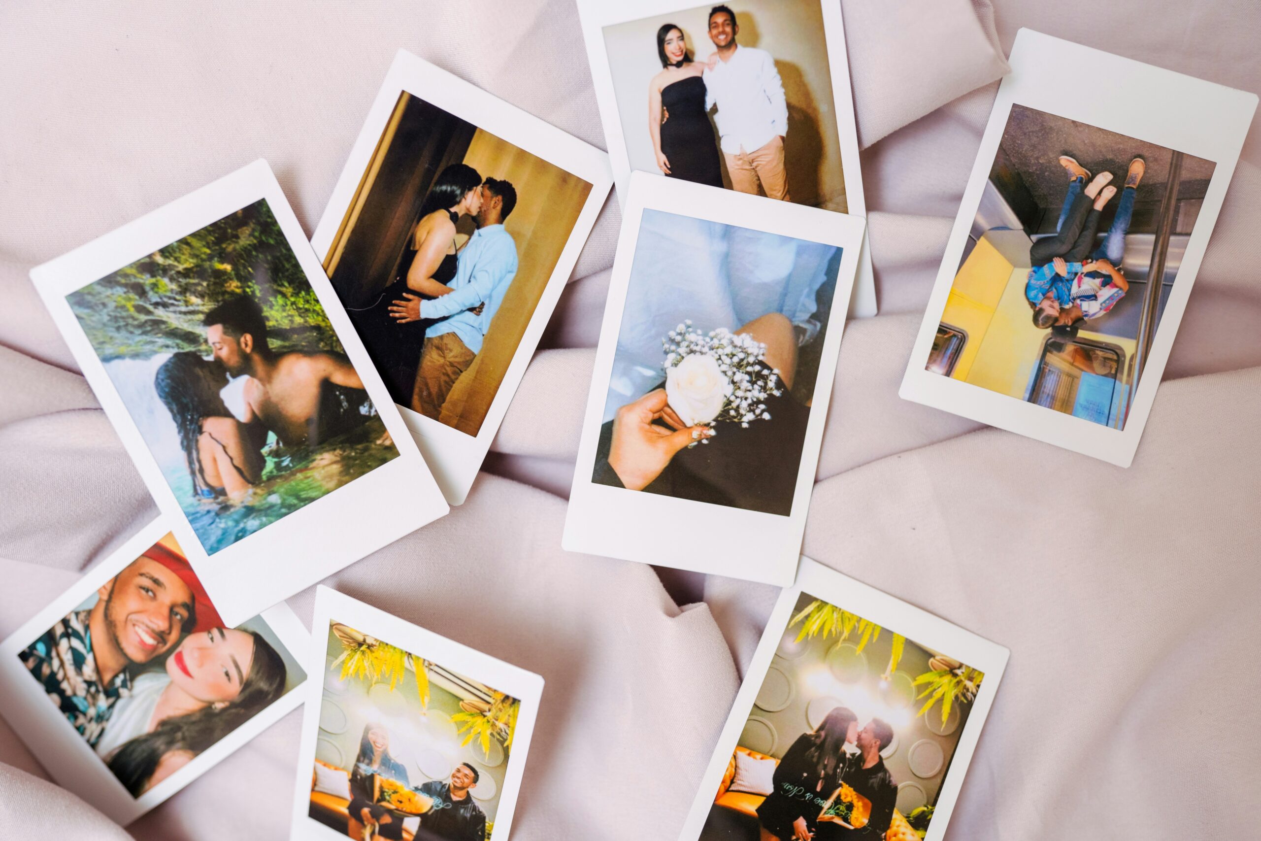 Várias fotos impressas em cima do sofá.