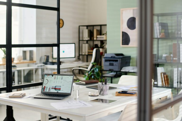Um escritório em uma casa com impressora para produzir personalizados.