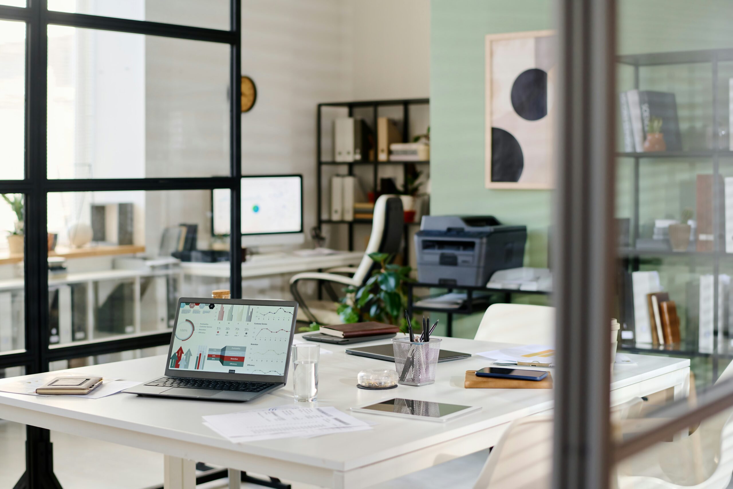 Um escritório em uma casa com impressora para produzir personalizados.