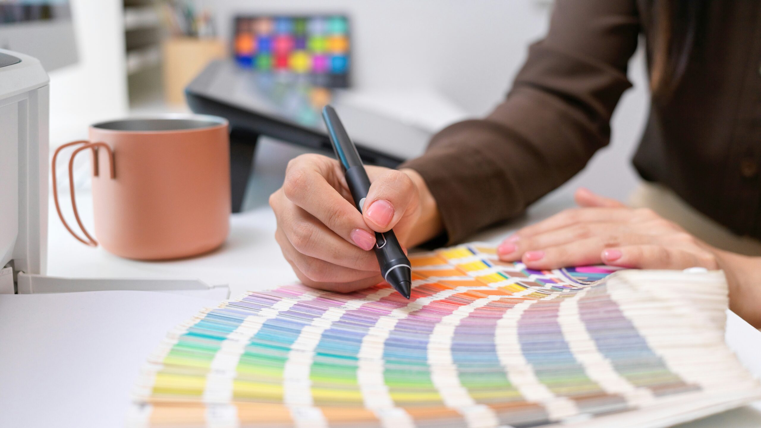 Uma pessoa escolhendo as cores dos seus produtos de sublimação.