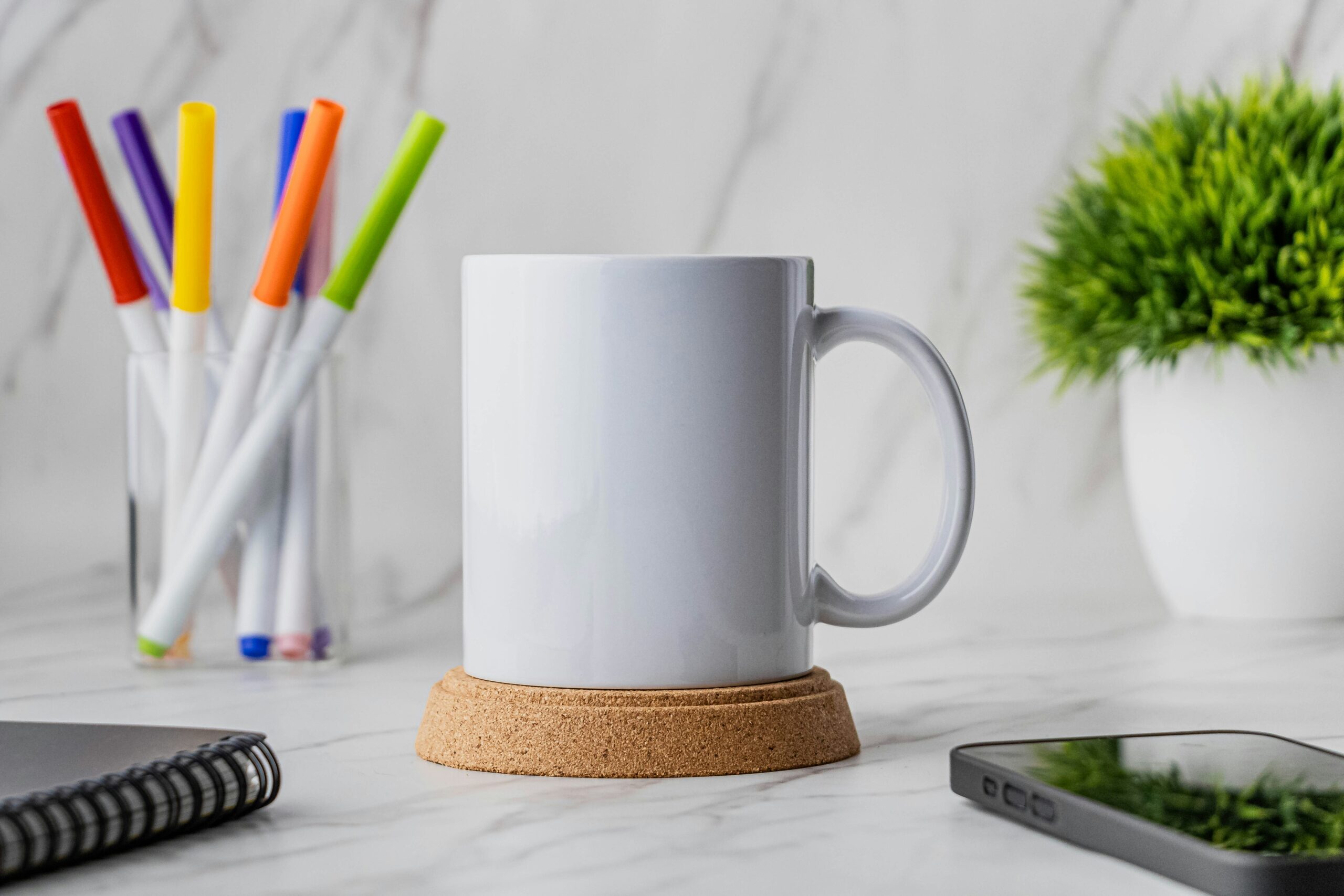 Uma caneca em preparação para ser um produto de sublimação.