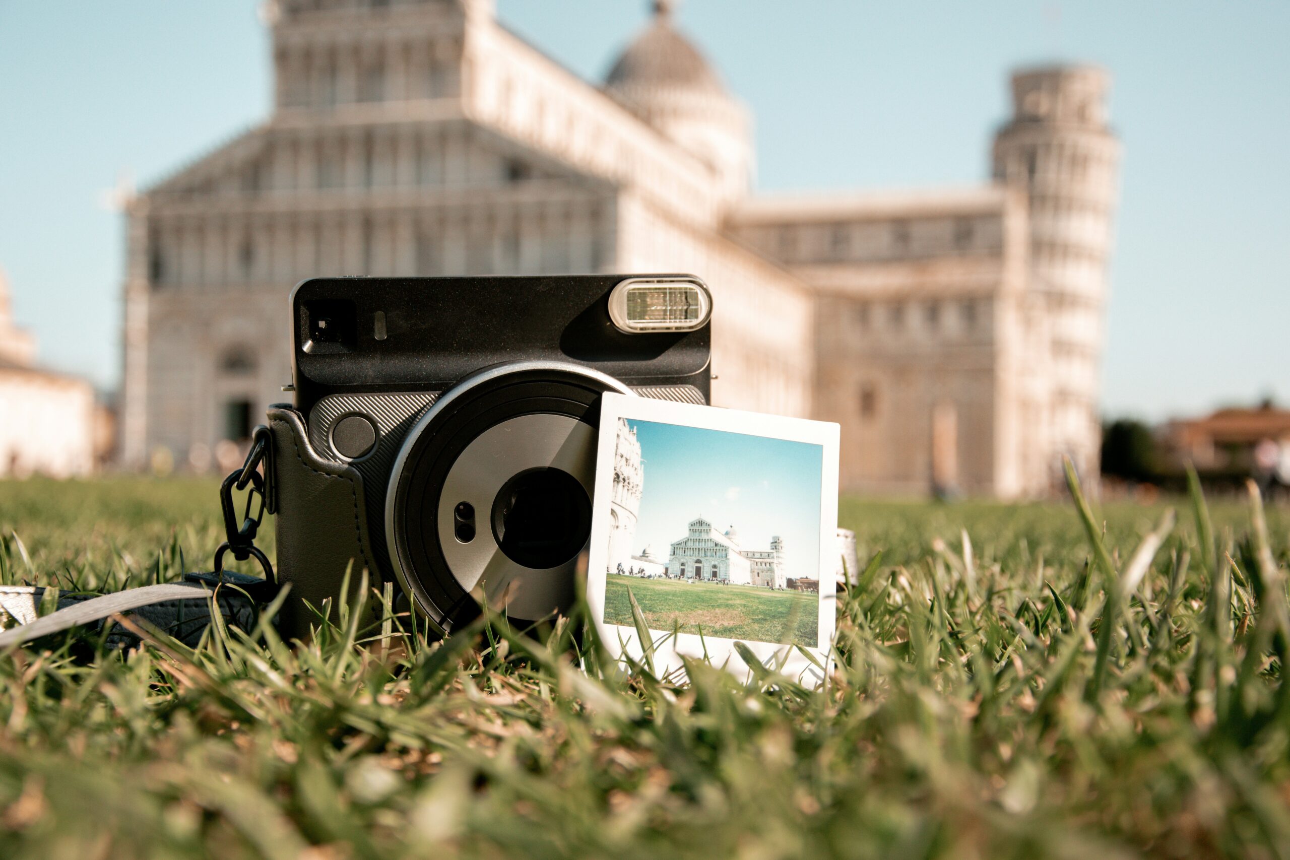 Fotos impressas na frente de um ponto turístico.