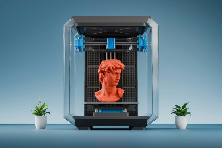 Uma impressora 3D imprimindo uma escultura vermelha em um fundo azul.