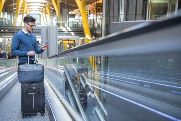 Homem chegando no aeroporto com sua impressora portátil na mochila.