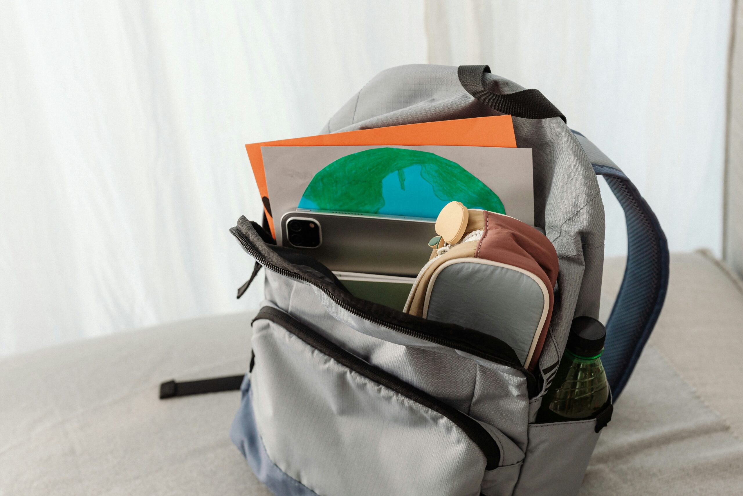 Mochila com impressora portátil dentro pronta para viagem.