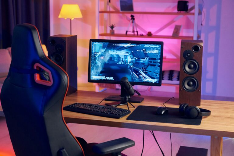 Setup de computador com cadeira gamer organizado dentro do quarto de um apartamento.