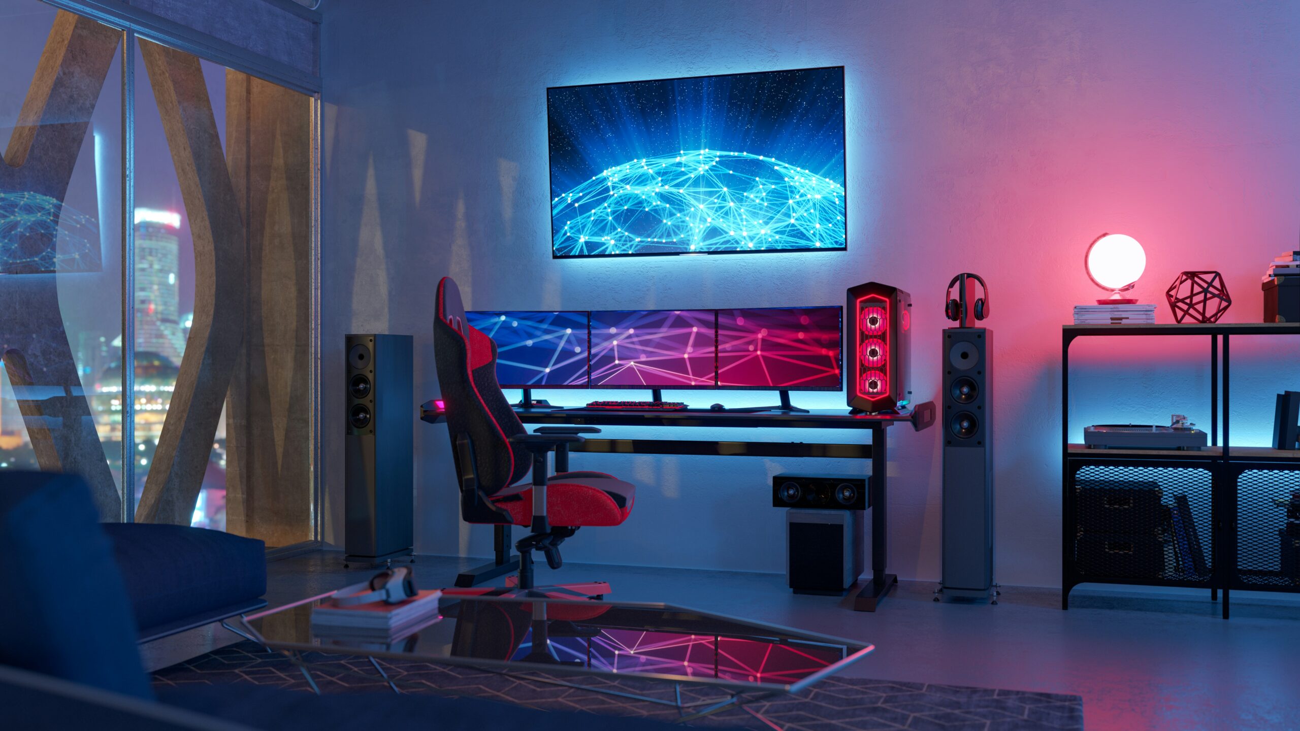 Cadeira gamer montada de forma organizada ao lado de um computador na sala de uma casa.