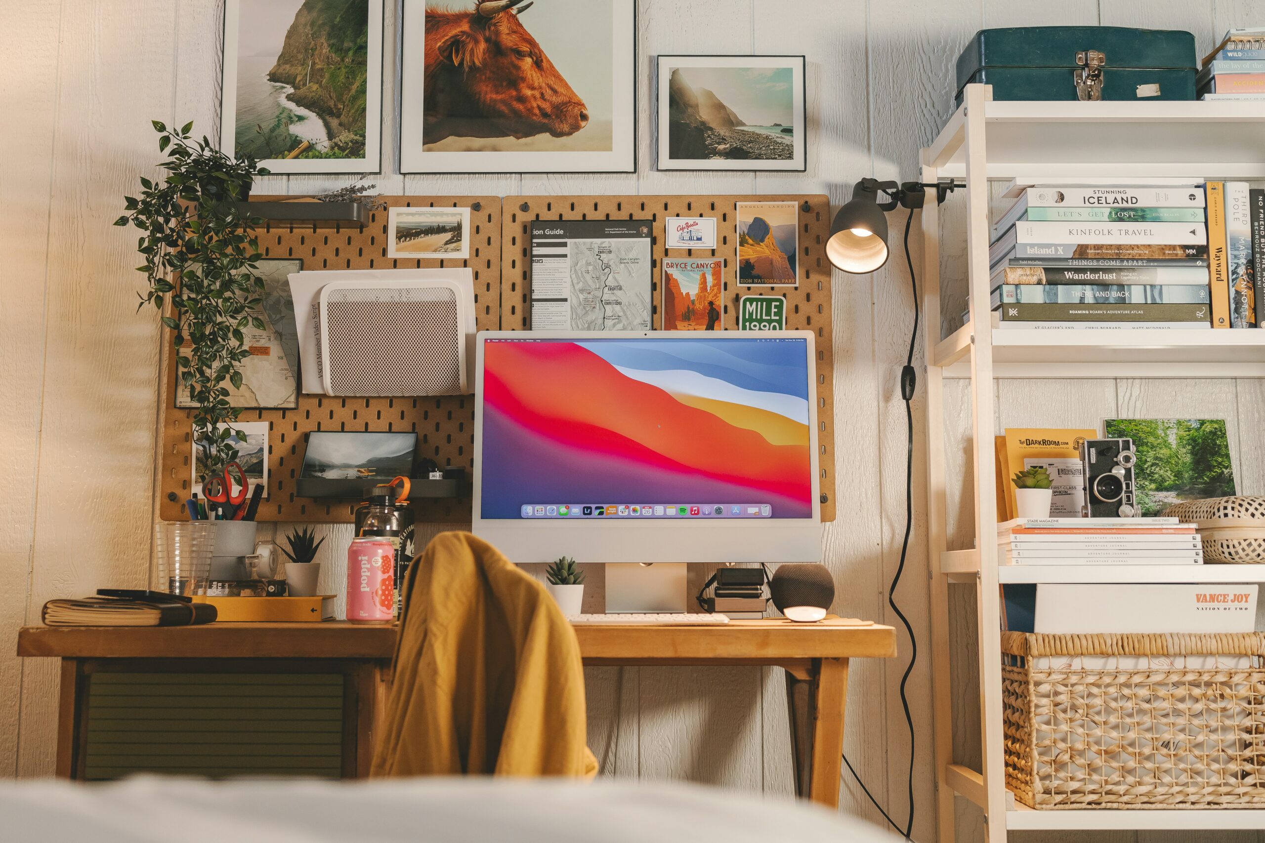 Uma mesa de estudos com uma cadeira própria para estudar posicionada em um quarto.