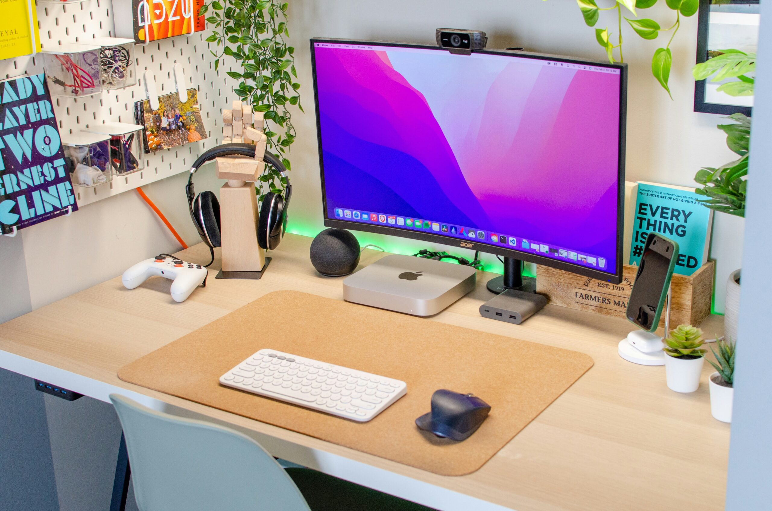 Um ambiente de home office equipado com uma cadeira específica para trabalho, com proposta de ser boa e barata.