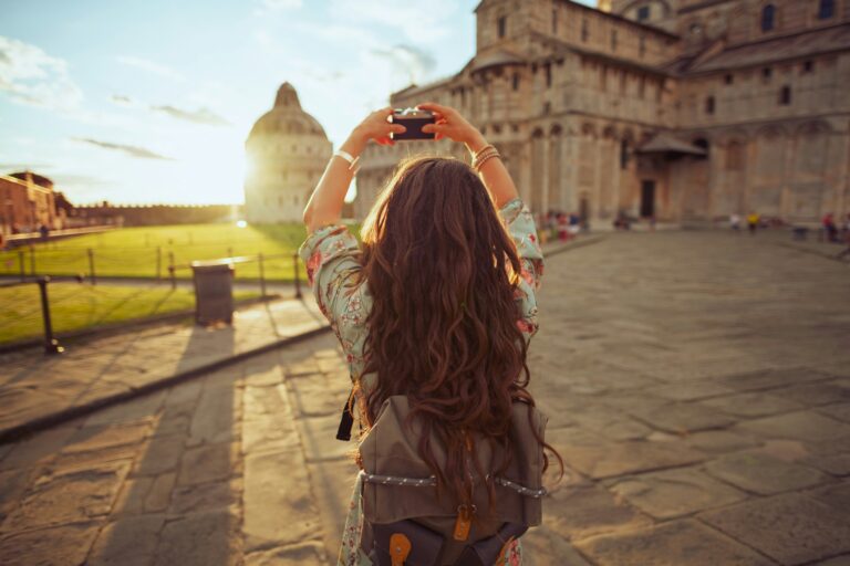 Mulher jovem viajando pela Itália tirando uma foto com sua câmera fotográfica.