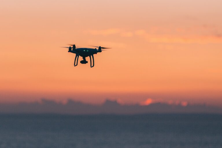 Drone voando sobre a cidade registrando imagens aéreas dos prédios e avenidas.