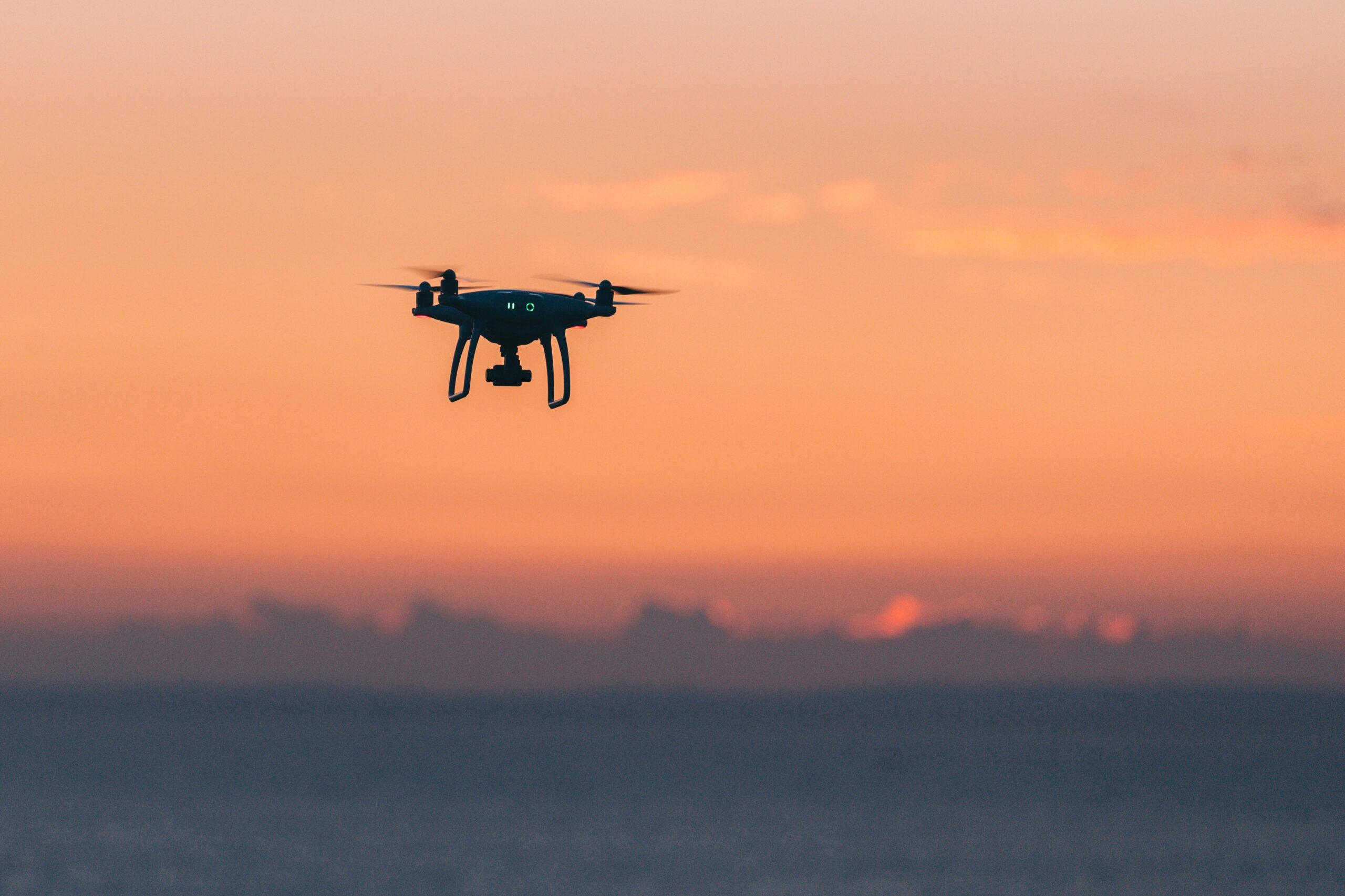 Drone voando sobre a cidade registrando imagens aéreas dos prédios e avenidas.