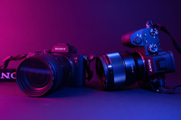 Duas câmeras fotográficas posicionadas lado a lado para comparação de modelos e lentes.